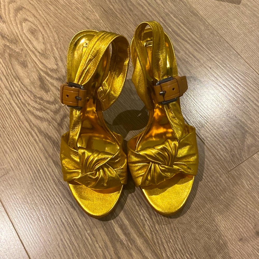 BCBGMaxAzria Gold Gold Chelsea Heels Size 36(B6) (NWOT)